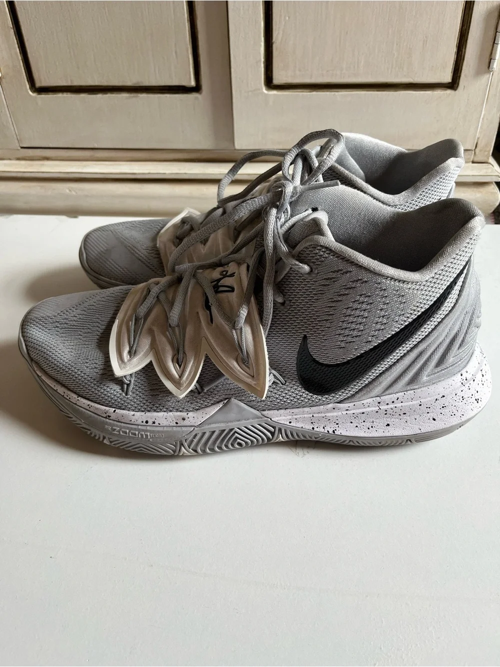 Men’s Nike Kyrie Irving TB Basketball Shoes Gray Wolf 2019 Mid Top 10.5